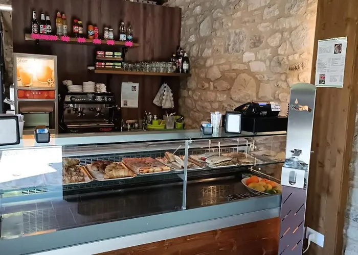 Maison d'hôtes Borgo Dei Sassi Di Roccamalatina - And Breakfast